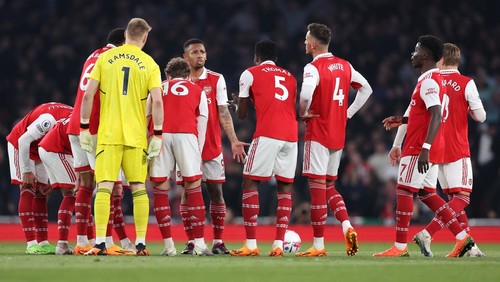 LONDON, ENGLAND - APRIL 21: Gabriel Jesus of Arsenal and teammates look dejected after conceding their sides second goal scored by Theo Walcott of Southampton (not pictured) during the Premier League match between Arsenal FC and Southampton FC at Emirates Stadium on April 21, 2023 in London, England. (Photo by Julian Finney/Getty Images)