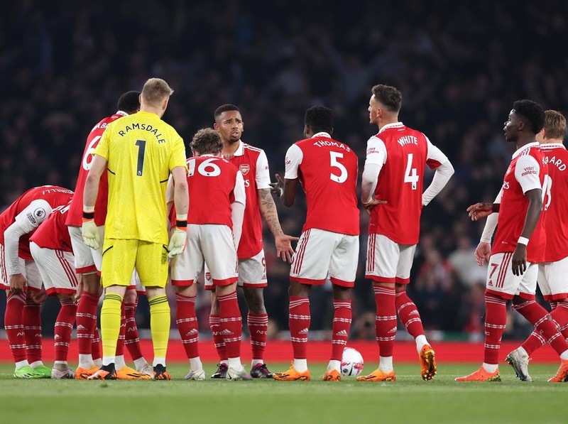 LONDON, ENGLAND - APRIL 21: Gabriel Jesus of Arsenal and teammates look dejected after conceding their side's second goal scored by Theo Walcott of Southampton (not pictured) during the Premier League match between Arsenal FC and Southampton FC at Emirates Stadium on April 21, 2023 in London, England. (Photo by Julian Finney/Getty Images)