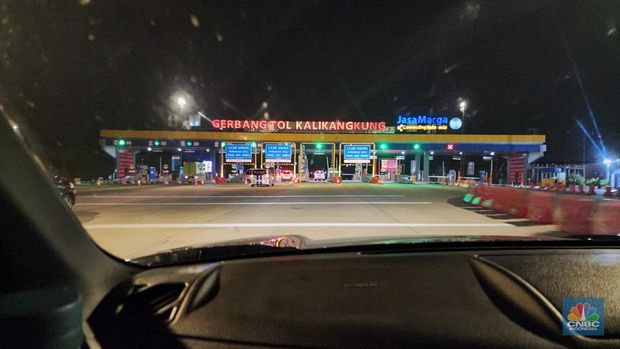 Arus lalu lintas di jalan tol Trans Jawa pada Sabtu, (22/4/2023) terpantau lengang. Tercatat, dibutuhkan waktu sekitar 6 jam saja untuk melakukan perjalanan dari Jakarta menuju Solo, Jawa Tengah, dengan kecepatan konstan di 100 km/jam. (CNBC Indonesia/Tommy Sorongan)