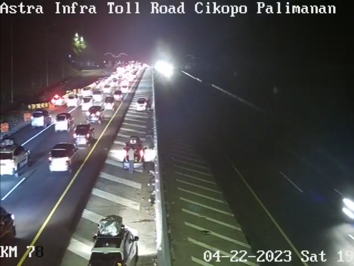 Arus lalu lintas di Tol Cikopo-Palimanan (Cipali) masih dipadati pemudik malam ini. Terlihat sejumlah pemudik yang berhenti di lajur kanan jalan di Km 78 yang berbatasan dengan beton (CCTV BPJT PUPR)