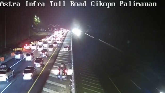Arus lalu lintas di Tol Cikopo-Palimanan (Cipali) masih dipadati pemudik malam ini. Terlihat sejumlah pemudik yang berhenti di lajur kanan jalan di Km 78 yang berbatasan dengan beton (CCTV BPJT PUPR)