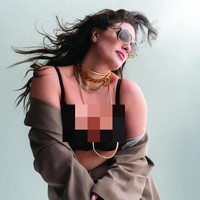 Pada foto lainnya, model asal Nebraska, AS, ini memakai lingerie hitam dengan luaran kemeja oversized. Kalung dan kacamata hitam melengkapi penampilannya. Foto: Dok. Maxim