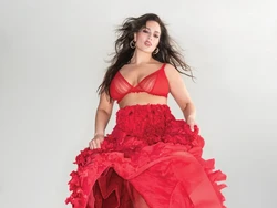 7 Gaya Model Ashley Graham Jadi Wanita Terseksi, Pemotretan Pakai Lingerie