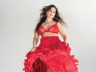 7 Gaya Model Ashley Graham Jadi Wanita Terseksi, Pemotretan Pakai Lingerie