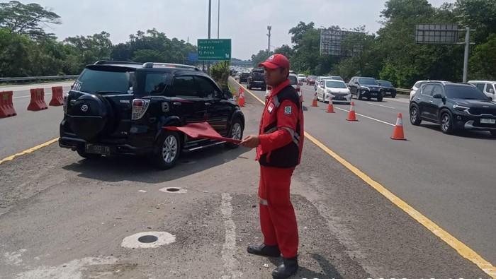 Contraflow diberlakukan di Tol Jagorawi karena terjadi peningkatan volume kendaraan arah Jakarta, Sabtu (22/4/2023) siang.