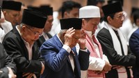 Maruf Amin tampak khusyuk menunaikan salat Idul Fitri di Masjid Istiqlal.
