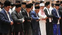 Wakil Presiden Maruf Amin dan Wakil Presiden ke-10 dan ke-12 Jusuf Kalla melaksanakan salat Idul Fitri di Masjid Istiqlal, Jakarta, Sabtu (22/4/2023).