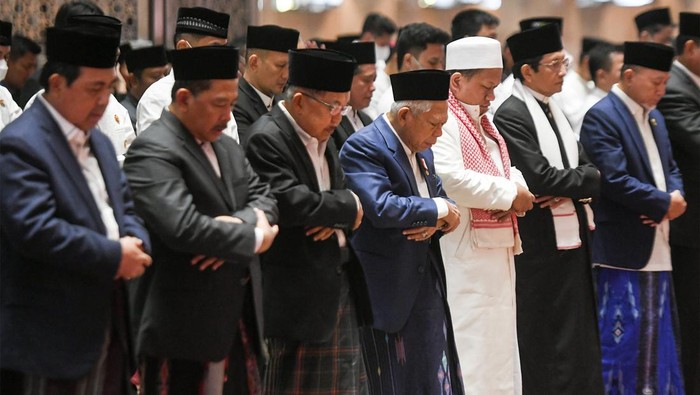 Wakil Presiden Ma'ruf Amin dan Jusuf Kalla melaksanakan dalat Idul Fitri di Masjid Istiqlal, Menteng, Jakarta, Sabtu (22/4/2023). Ma'ruf dan JK berada di saf yang sama saat menunaikan salat Idul Fitri.