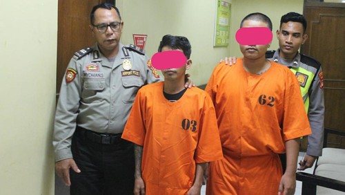 Dua kurir narkoba dibekuk di parkiran Masjid Al Ikhlas Bandara I Gusti Ngurah Rai, Bali. Keduanya membawa sabu seberat 8,40 gram bruto.