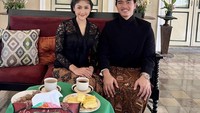 Serasi mengenakan baju adat Jawa, Erina dan Kaesang terlihat santai sambil menikmati secangkir minuman hangat. Foto: Instagram @erinagudono
