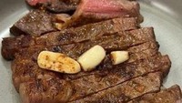 Begitu juga dengan putra presiden Jokowi itu. Kali ini Kaesang yang memasak steak bergaya restoran bintang lima. Foto: Instagram @erinagudono