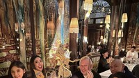 Saat pergi Paris, wanita kelahiran 1996 itu menikmati makan di restoran bintang lima sembari memperkenalkan wayang ke teman bulenya. Kira-kira Kaesang kemana ya? Foto: Instagram @erinagudono