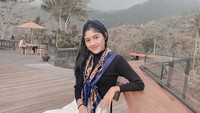 Kalau ini momen saat istri Kaesang itu sedang menikmati angin sejuk di sebuah kafe. Foto: Instagram @erinagudono