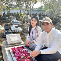 Momen Lebaran juga dimanfaatkan Erina dan Kaesang untuk bersilaturahmi ke sanak keluarga lainnya. Mereka juga sempat sekar ke makam ayah Erina, Prof. Dr. Mohammad Gudono, MBA. (Foto: Instagram/@erinagudono)