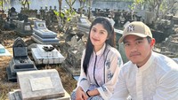 Momen Kaesang dan Erina datang ke makam ayah Erina. Foto: instagram