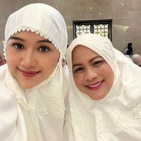 Erina dan Irina tampak kompak berbalut mukena putih sampai-sampai dipuji seperti kembaran oleh netizen. “Bu Negara mirip banget sama mantunya. Eh salah Mbak Erina mirip sama Bu Iriana. Namanya juga hampir sama,” tulis seorang pengguna Instagram. Ada pula yang berkomentar, “Masyaallah mbk erina mirip ibu mertua bu iriana.” (Foto: Instagram/@erinagudono)