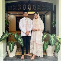 Erina juga menyertakan foto berdua dengan sang suami. Sebuah gaun berlapis bordiran yang feminin bernuansa pink dengan detail beading dipadu kerudung panjang menjadi andalan finalis Puteri Indonesia 2022 itu. (Foto: Instagram/@erinagudono)