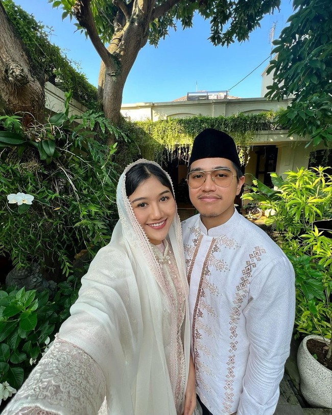 Adapun, Kaesang juga tampil senada. Ia memakai baju koko putih bermotif sulaman geometris dan celana panjang hitam. “Selamat Hari Raya Idul Fitri 1444 H. Taqabalallahu Minna Waa Minkum Taqabbal Yaa Karim, mohon maaf lahir batin ya semua Selamat berkumpul dengan keluarga ya!” tulisnya sebagai keterangan foto. (Foto: Instagram/@erinagudono)
