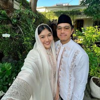 Adapun, Kaesang juga tampil senada. Ia memakai baju koko putih bermotif sulaman geometris dan celana panjang hitam. “Selamat Hari Raya Idul Fitri 1444 H. Taqabalallahu Minna Waa Minkum Taqabbal Yaa Karim, mohon maaf lahir batin ya semua Selamat berkumpul dengan keluarga ya!” tulisnya sebagai keterangan foto. (Foto: Instagram/@erinagudono)