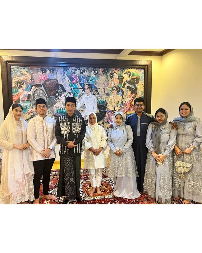 Idul Fitri 1444 H, Sabtu (22/4/2023), menjadi Lebaran pertama Erina Gudono setelah pernikahannya dengan Kaesang Pangarep, putra bungsu Presiden Joko Widodo, pada Desember 2022 lalu. Ia pun merayakannya dengan keluarga sang suami di Surakarta, Jawa Tengah. (Foto: Instagram/@erinagudono)