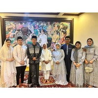 Idul Fitri 1444 H, Sabtu (22/4/2023), menjadi Lebaran pertama Erina Gudono setelah pernikahannya dengan Kaesang Pangarep, putra bungsu Presiden Joko Widodo, pada Desember 2022 lalu. Ia pun merayakannya dengan keluarga sang suami di Surakarta, Jawa Tengah. (Foto: Instagram/@erinagudono)