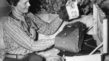 Pilot wanita pertama yang melintasi Atlantik (dan orang pertama yang terbang solo dari Hawaii ke daratan AS), Amelia Earhart, berpose sebelum dia berusaha menjadi orang pertama yang mengelilingi dunia dengan pesawat terbang. Pada tanggal 2 Juli 1937, Lockheed 10E Electra miliknya jatuh di dekat Pulau Gardner di tengah Samudra Pasifik dan nasibnya tak diketahui sampai sekarang. Foto: History 101