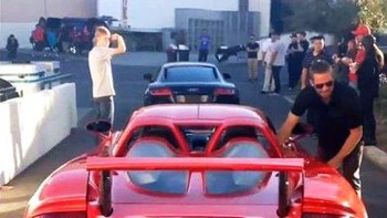 Difoto di sini dengan supercar yang akan menjadi perjalanan terakhirnya, Paul Walker mencapai puncak ketenaran dalam franchise film Fast & Furious yang sangat populer. Ia meninggal dunia dalam kecelakaan tragis dengan mobil ini di tahun 2013. Foto: History 101