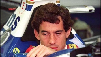 Foto ini, diambil sesaat sebelum dimulainya Grand Prix San Marino 1994 di Italia, menunjukkan legenda Formula 1 Ayrton Senna mempersiapkan diri untuk kompetisi. Kurang ajar, sombong, dan sangat berbakat, pemuda asli Sao Paulo ini hampir tak terbendung, meraih 3 Kejuaraan Dunia untuk tim McLaren. Sedihnya, bintang F1 itu mengalami kecelakaan hebat. Mobilnya menabrak dinding beton dan membunuhnya. Foto: History 101