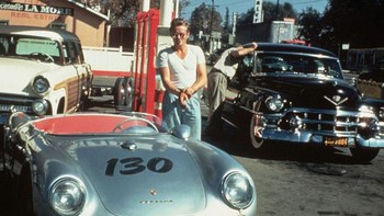 Aktor James Dean menyukai mobilnya dan senang membalap di antara syuting film-filmnya. Di 30 September 1955, James Dean menyetir dan menuju ke balapan di California. Mobilnya kecelakaan dalam kecepatan tinggi dan dia meninggal dunia. Foto: History 101