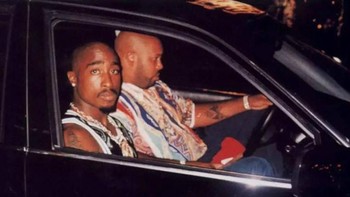 Ini adalah foto terakhir legenda hip-hop Tupac Shakur yang diketahui. Pria di sebelah kanan Tupac iaddalah Suge Knight. Setelah perkelahian pecah di kasino Vegas pada 8 September 1996, Suge dan Tupac ditembak oleh pembunuh yang masih belum diketahui. Foto: History 101