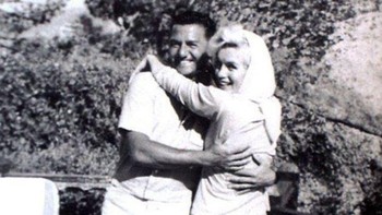 Ini adalah foto terakhir Marilyn Monroe yang menunjukkan dia bahagia. Foto ini diambil Agustus 1962 saat retret akhir pekan bersama pianis jazz Buddy Greco dan Frank Sinatra (tidak ada di foto). Pada 5 Agustus 1962, masalahnya dengan penyalahgunaan narkoba merenggutnya. Kematiannya secara resmi diputuskan sebagai bunuh diri, meski teori konspirasi mengklaim dia dibunuh  Foto: History 101