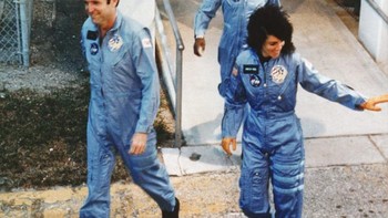Pada 28 Januari 1986, hal yang tak terpikirkan terjadi. Tujuh puluh tiga detik dalam penerbangan kesepuluh Space Shuttle Challenger, pesawat ulang alik itu meledak seperti bom nuklir di langit. Tidak ada penumpang yang selamat dari tragedi yang disiarkan televisi itu. Ini adalah foto terakhir para kru sebelum terbang. Foto: History 101