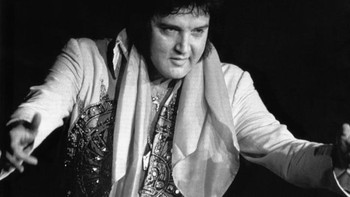 Elvis Presley meninggal dengan temuan berbagai campuran zat berbahaya dalam sistemnya. Meskipun kesehatan dan penampilan fisiknya menurun, para penggemar terkejut membaca berita utama pada 16 Agustus 1977, bahwa sang Raja telah meninggal. Ini adalah salah satu foto terakhirnya. Foto: History 101