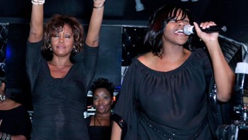 Mengingat bagaimana citra penyanyi Whitney Houston ketika dia memulai karirnya, sungguh mengherankan bahwa hidupnya berakhir seperti itu. Di foto ini, Houston terlihat baik-baik saja dalam penampilan publik terakhir dalam karirnya, bersama Kelly Price, setelah pesta pra-Grammy Awards. Dua hari kemudian, kecanduan narkoba dan pil menyebabkan dia tenggelam di bak mandinya sendiri, pada tanggal 11 Februari 2012. Foto: History 101