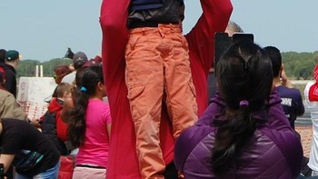 Bocah diangkut heli... Foto: Boredpanda