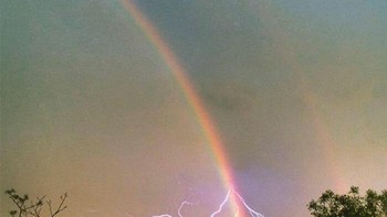 Petir yang keluar dari pelangi. Foto: Boredpanda