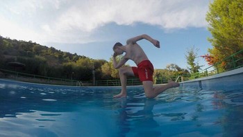 Berpose di atas air, bisa? Foto: Boredpanda