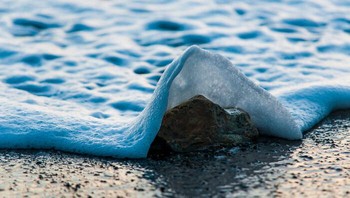 Buih ombak yang diambil seperseribu detik ini bikin tampilannya mirip selimut. Foto: Boredpanda