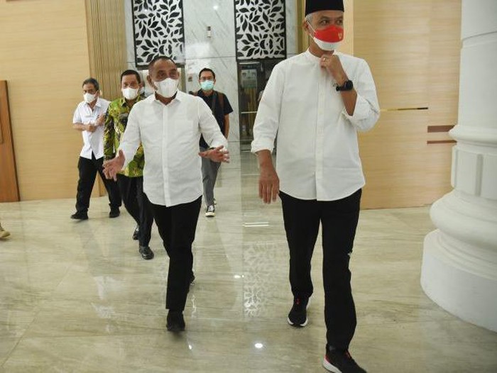 Gubernur Jawa Tengah (Jateng) Ganjar Pranowo singgah dan menemui Gubernur Sumut Edy Rahmayadi di kantornya Jalan Pangeran Diponegoro Nomor 30 Medan, Jumat (8/4).