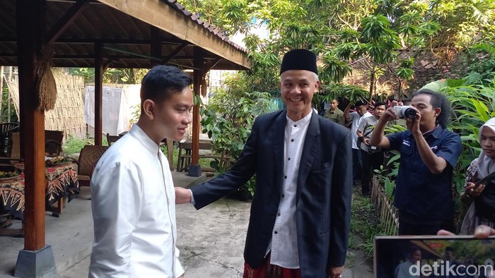 Ganjar Pranowo bersama Gibran Rakabuming Raka di Wedangan Padmosustran, Kecamatan Banjarsari, Kota Solo, Sabtu (22/4/2023).