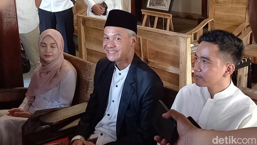 Ganjar Pranowo bersama Gibran Rakabuming Raka di Wedangan Padmosustran, Kecamatan Banjarsari, Kota Solo, Sabtu (22/4/2023).