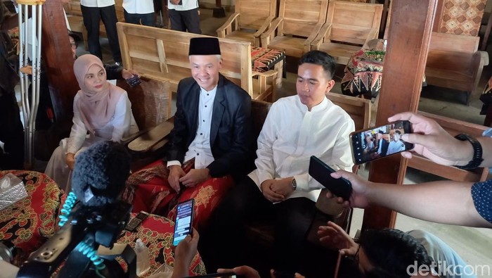 Ganjar Pranowo bersama Gibran Rakabuming Raka di Wedangan Padmosustran, Kecamatan Banjarsari, Kota Solo, Sabtu (22/4/2023).