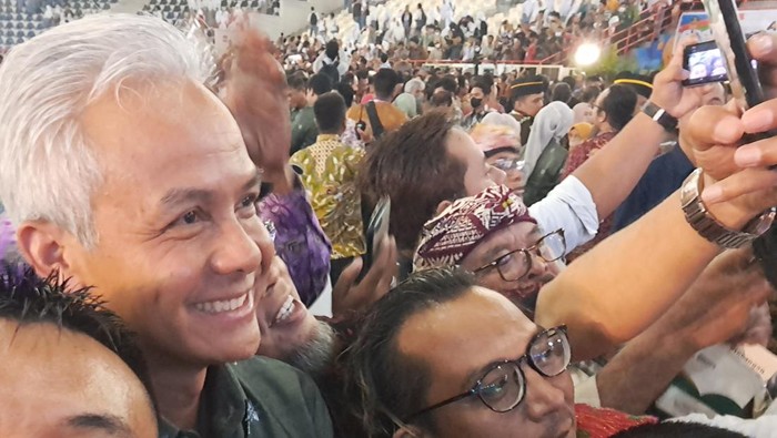 Peserta Haris Pers Nasional berebut foto bersama Ganjar Pranowo