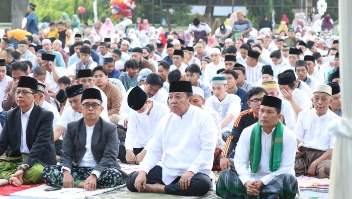Gubernur Lampung Arinal Djunaidi saat mengikut salat Idul Fitri