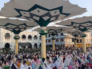 Jemaah Salat Id Menyemut di Bawah Payung Madinah Kota Pasuruan