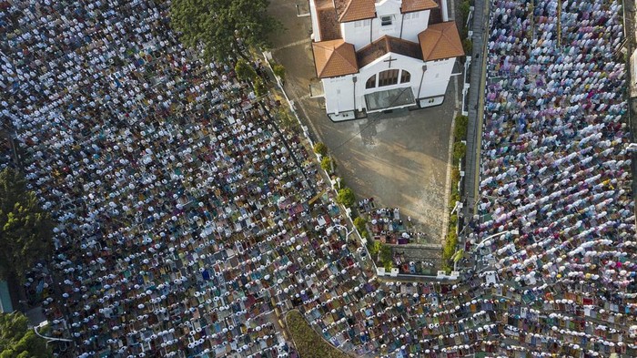 Foto udara umat Islam melaksanakan Shalat Idul Fitri 1444 Hijriyah di Jatinegara, Jakarta Timur, Sabtu (22/4/2023). Pemerintah Indonesia menetapkan 1 Syawal 1444 Hijriyah pada Sabtu (22/4). ANTARA FOTO/ Fakhri Hermansyah/nym.