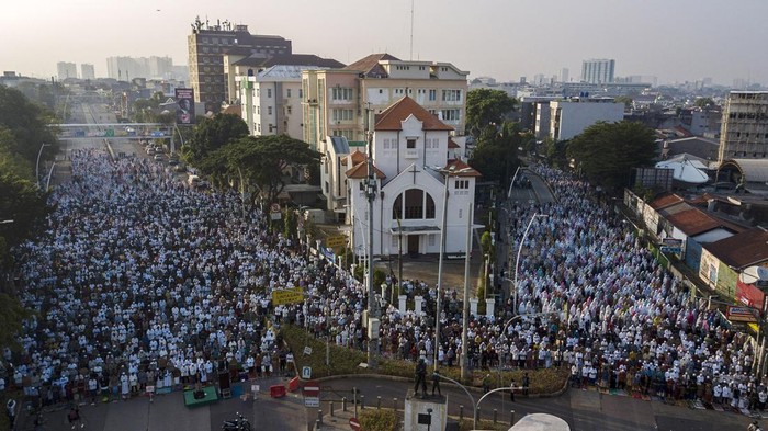 Indahnya Toleransi, Umat Islam Salat Idul Fitri di Sekitar Gereja Koinonia Foto udara umat Islam melaksanakan Shalat Idul Fitri 1444 Hijriyah di Jatinegara, Jakarta Timur, Sabtu (22/4/2023). Pemerintah Indonesia menetapkan 1 Syawal 1444 Hijriyah pada Sabtu (22/4). ANTARA FOTO/ Fakhri Hermansyah/nym.