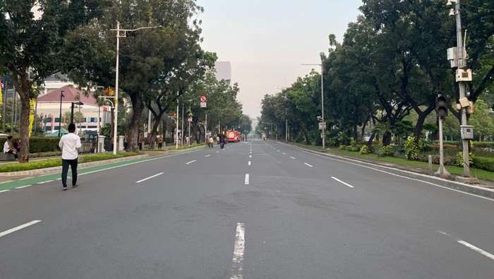 Jalan Medan Merdeka Selatan depan Balai Kota DKI Jakarta dialihkan jelang Salat Id