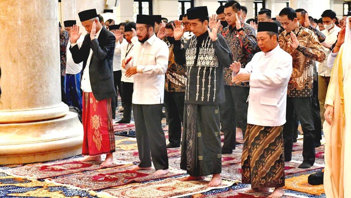 Presiden Joko Widodo (Jokowi) dan Gubernur Jawa Tengah (Jateng) Ganjar Pranowo menunaikan salat Id Idulfitri 1444 Hijriah di Masjid Raya Sheikh Zayed. Jokowi dan Ganjar berada di saf paling depan saat menunaikan salat Id.