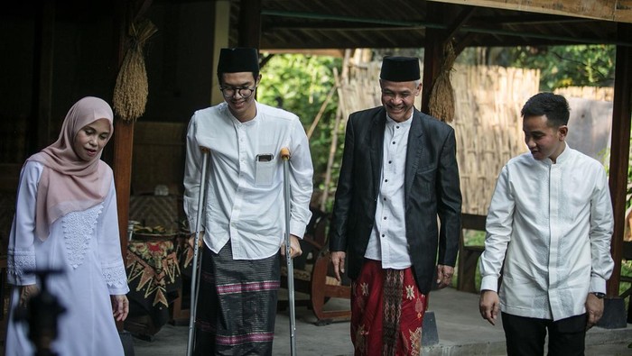 Presiden Joko Widodo melaksanakan salat Idul Fitri 1444 H di Masjid Syeikh Zayed, Solo, Jateng, Sabtu (22/4/2023). Jokowi salat Idul Fitri bareng Ganjar Pranowo.